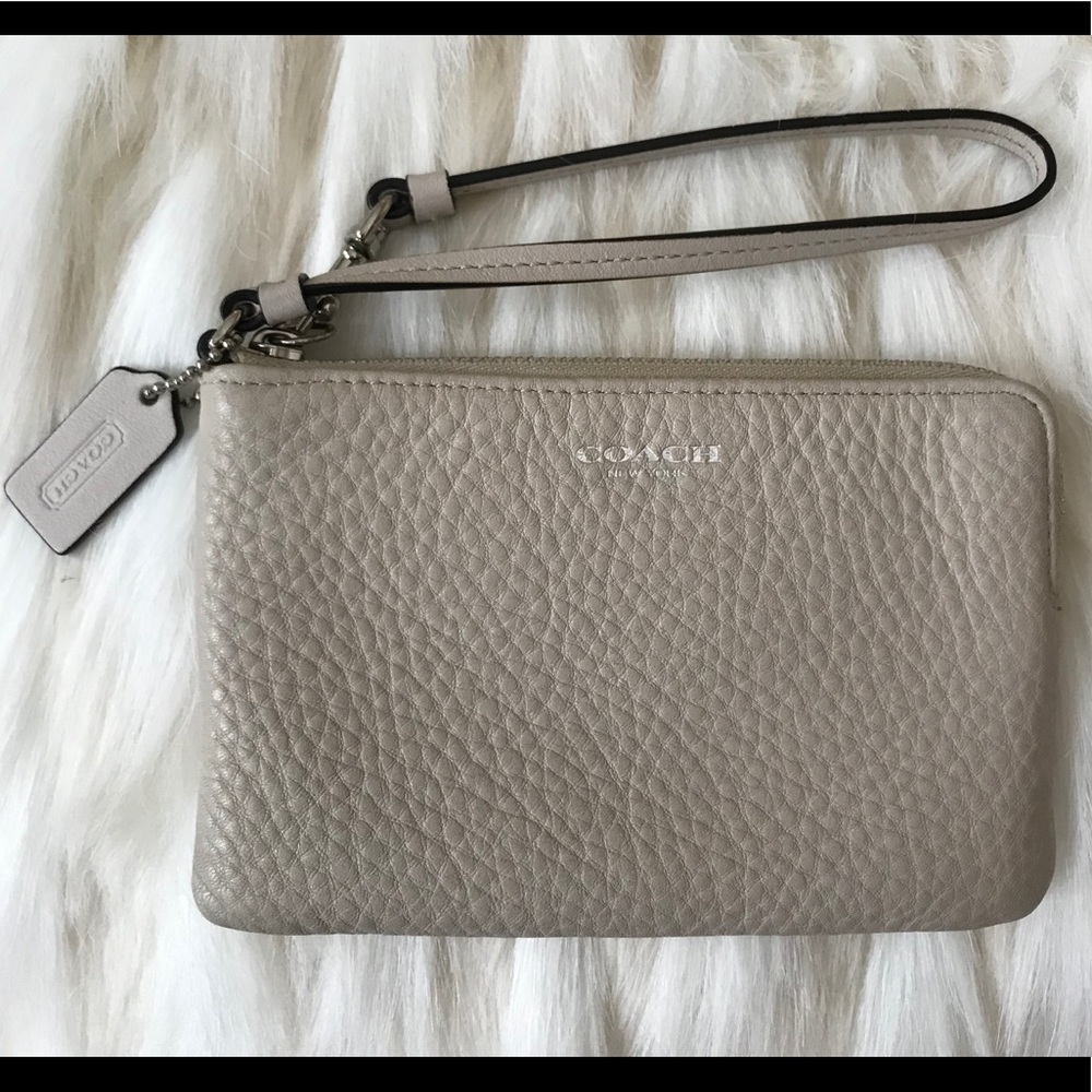 Ivory Beige Pebbled Leather Coach Wristlet👜